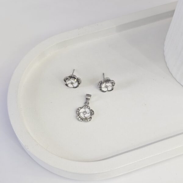 White Floral Pendant Set