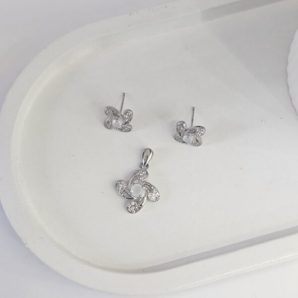 White Floral Pendant Set