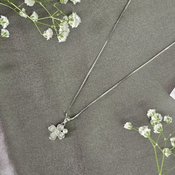 Pearl Floral Necklace Set - Image 2