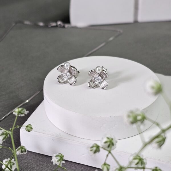 Pearl Floral Necklace Set - Image 3