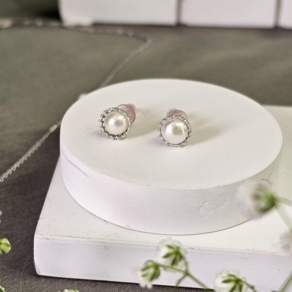 Elegant Pearl Necklace Set - Image 3