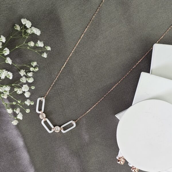 White Links Necklace Set